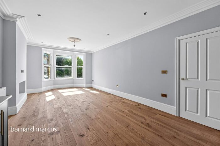 2 Bedroom Apartment For Sale In Station Road, New Barnet, EN5