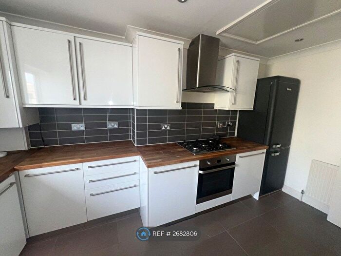 3 Bedroom Flat To Rent In Brunswick Terrace, Hove, BN3