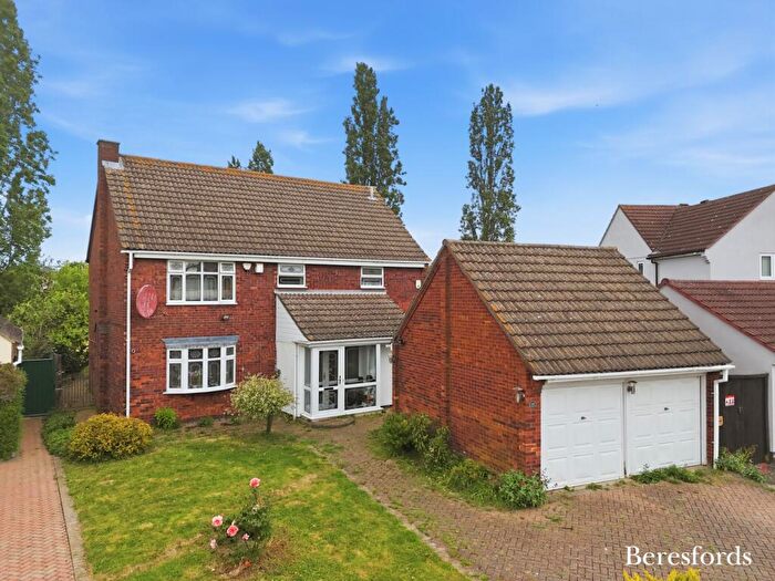 4 Bedroom Detached House For Sale In Tyle Green, Hornchurch, RM11