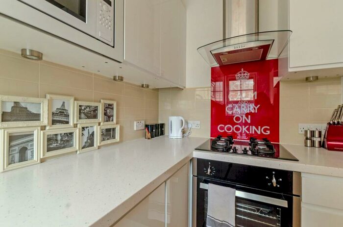 2 Bedroom Flat To Rent In Betts Street, Tower Hamlets, London, E1