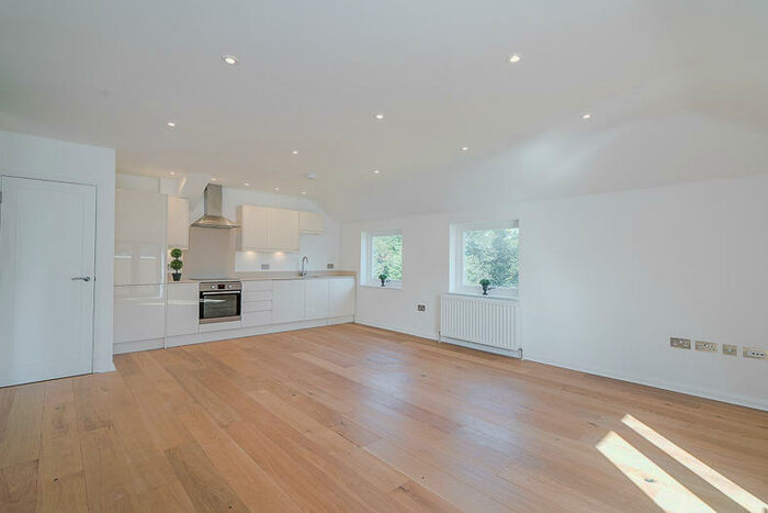 1 Bedroom Apartment To Rent In Hampton Court Road, KT8