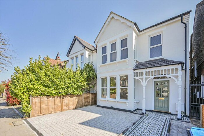 2 Bedroom Apartment For Sale In Brownlow Road, London, N11
