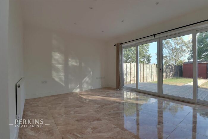 6 Bedroom Semi-Detached House To Rent In Uneeda Drive, Greenford, UB6