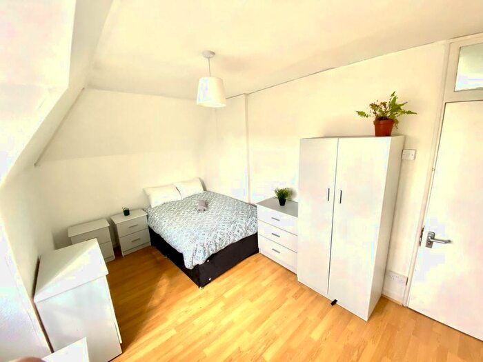 4 Bedroom Flat To Rent In Teale Street, London, E2