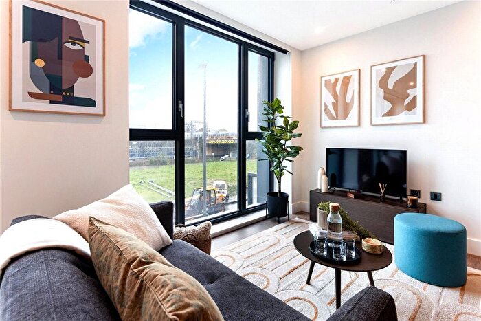 3 Bedroom Flat To Rent In Uncle Leeds, Whitehall, LS12