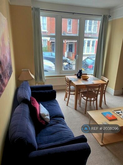 2 Bedroom Flat To Rent In Lynn Road, London, SW12