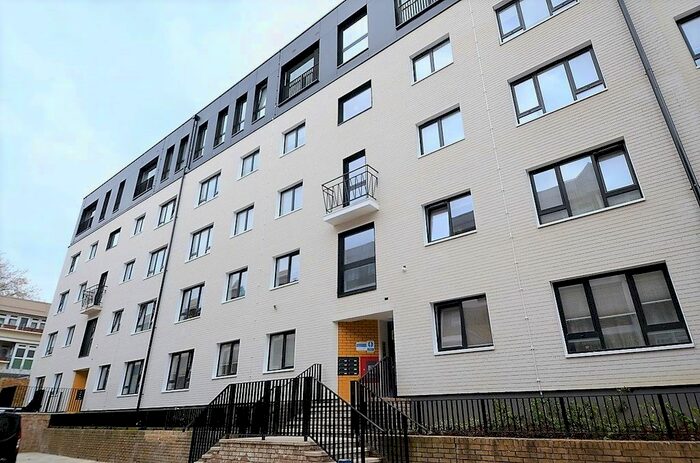 3 Bedroom Flat To Rent In Sidney Road, London, SW9