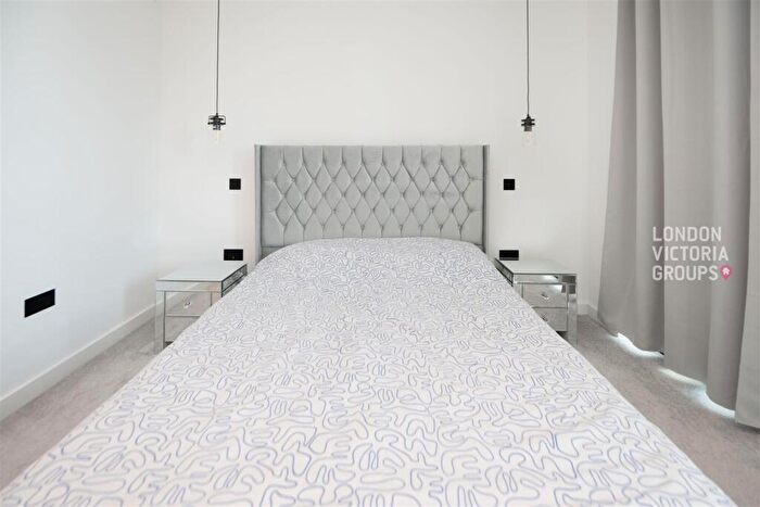 2 Bedroom Apartment To Rent In Merino Gardens, London, E1W