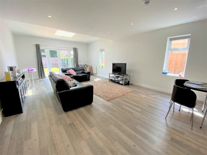 5 Bedroom Semi-Detached House To Rent In Elmshott Lane, Cippenham, Slough, SL1
