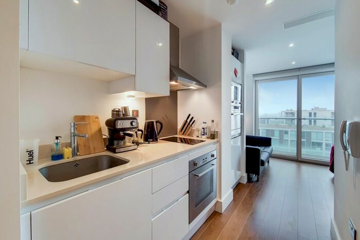 Studio To Rent In Lincoln Plaza, London, E14