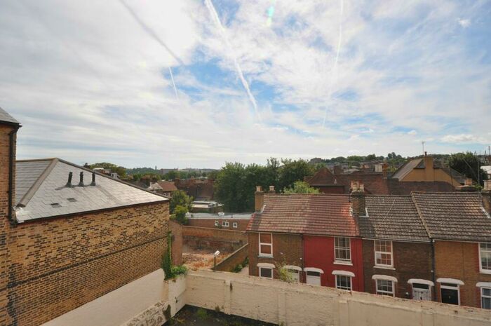 2 Bedroom Apartment To Rent In Crow Lane, Rochester, ME1