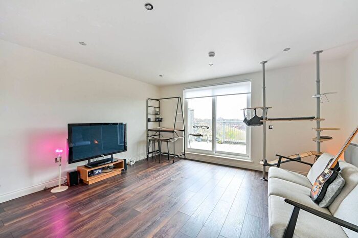 1 Bedroom Flat For Sale In Primrose Place, Isleworth, TW7