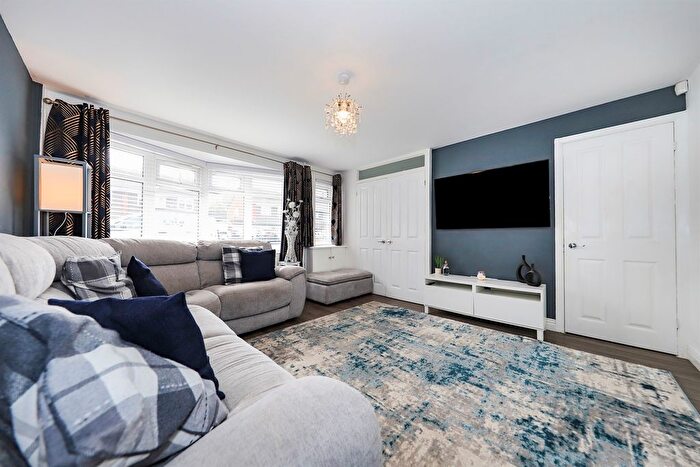 3 Bedroom Semi-Detached House For Sale In Kewstoke Road, Willenhall, WV12