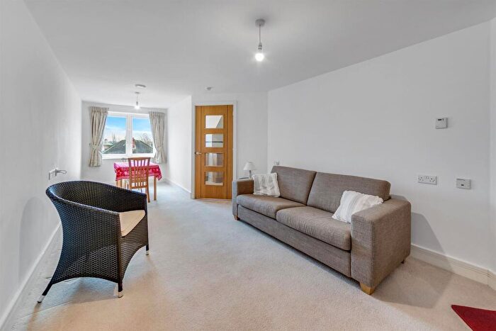 1 Bedroom Apartment For Sale In Abbotsmead Place, Caversham, Reading, RG4