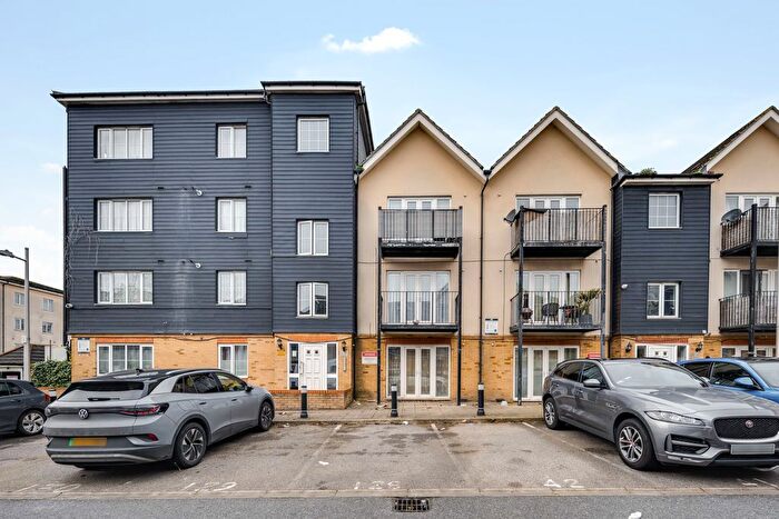 2 Bedroom Flat For Sale In Blackthorn Road, Ilford, IG1