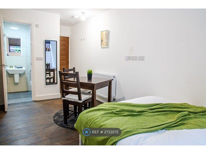 Studio To Rent In Hanover House, London, NW2