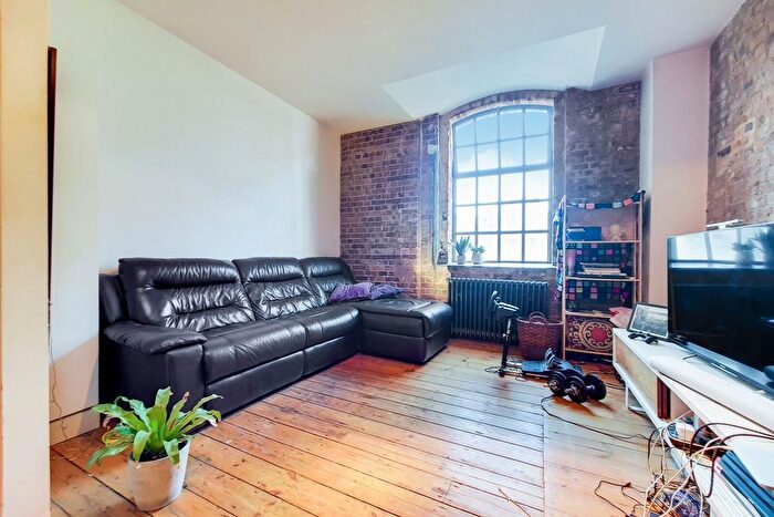 2 Bedroom Flat To Rent In Kingsland Road, Hackney, London, E8