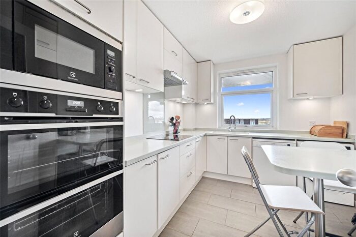 2 Bedroom Flat To Rent In Holyport Road, London, SW6