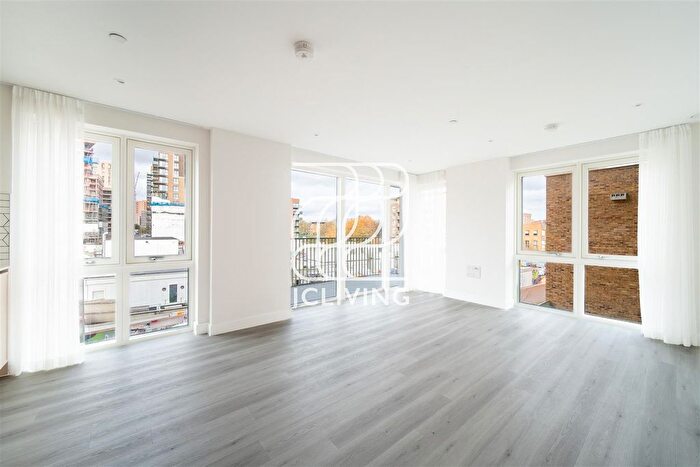 3 Bedroom Flat To Rent In Townsend Road, London, SE3