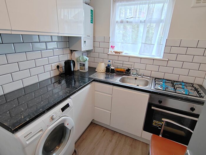 2 Bedroom Flat To Rent In Dunster Gardens, Kilburn, London, NW6