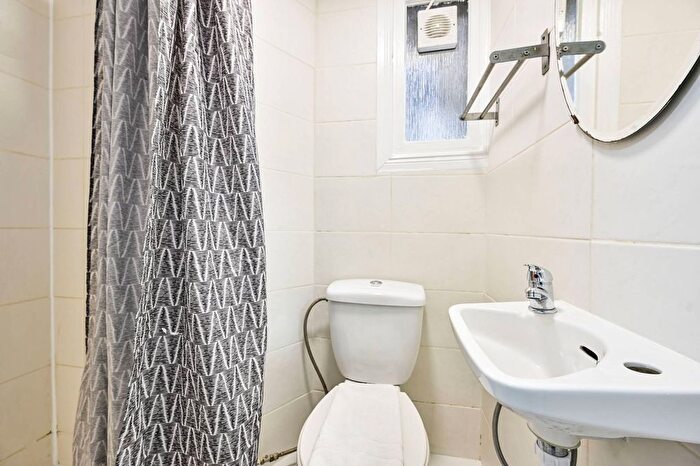 1 Bedroom Flat To Rent In Knaresborough Place, Earls Court, London, SW5