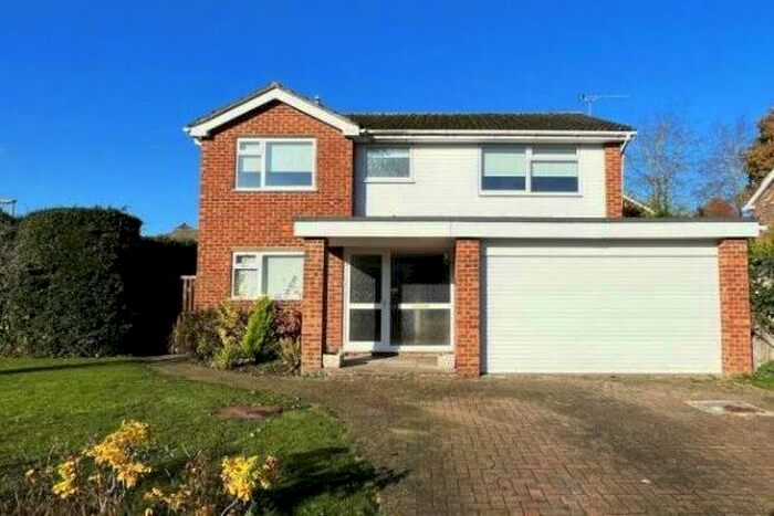 4 Bedroom Detached House To Rent In Evelyn Close, Woking, GU22