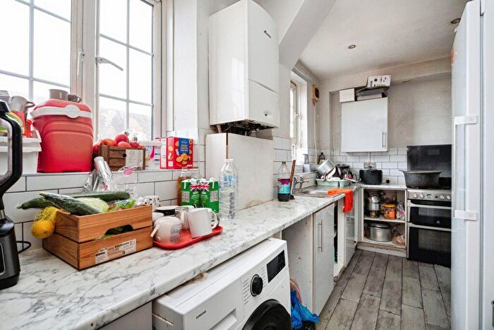 3 Bedroom Flat For Sale In Flat, Kendal House, Shore Place, London, E9 - Photo 4
