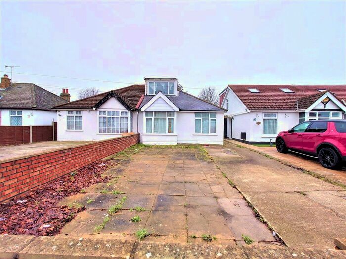 3 Bedroom Bungalow To Rent In Pinkwell Avenue, Hayes, Middlesex, UB3