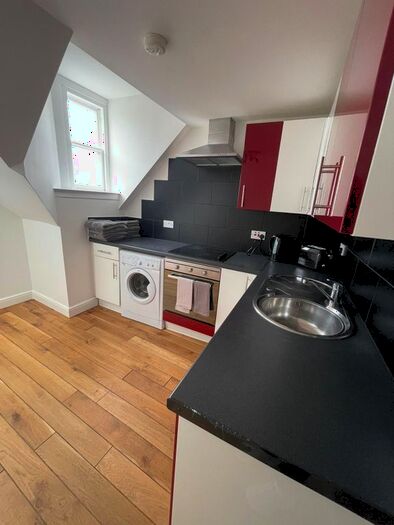 2 Bedroom Flat To Rent In Drummond Street, Edinburgh, EH8