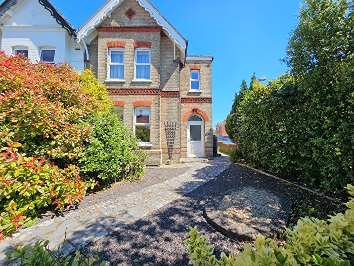 3 Bedroom Detached House For Sale In Wimborne Road, Poole, BH15