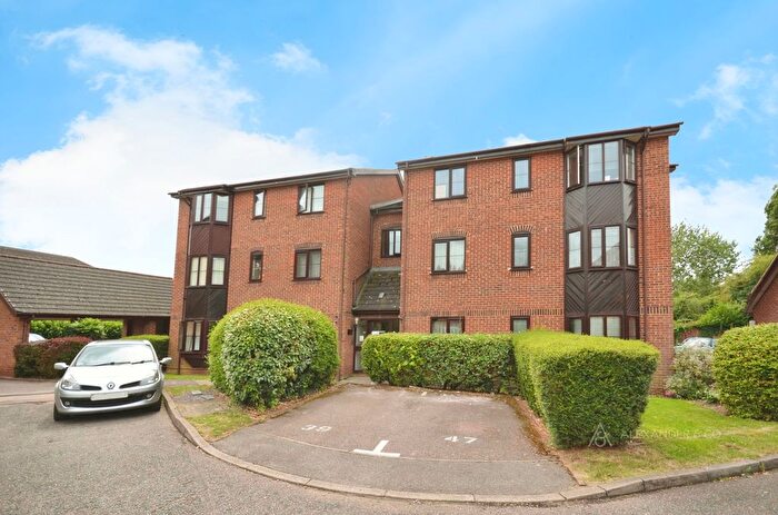 2 Bedroom Flat To Rent In Poets Chase, HP21