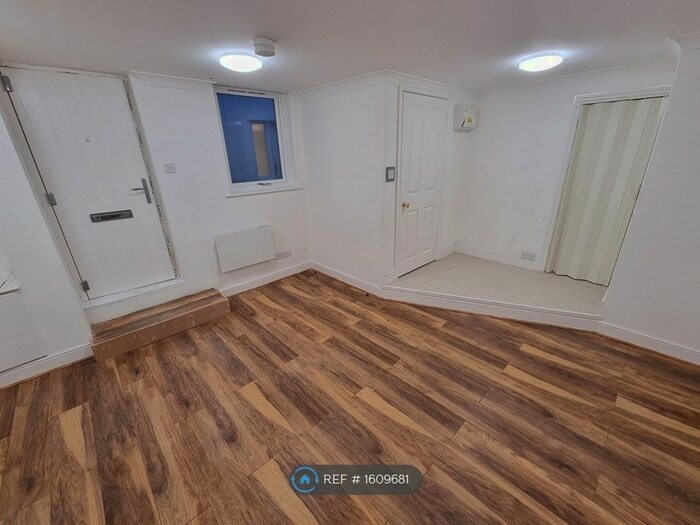 Studio To Rent In Alexandra House, London, N4