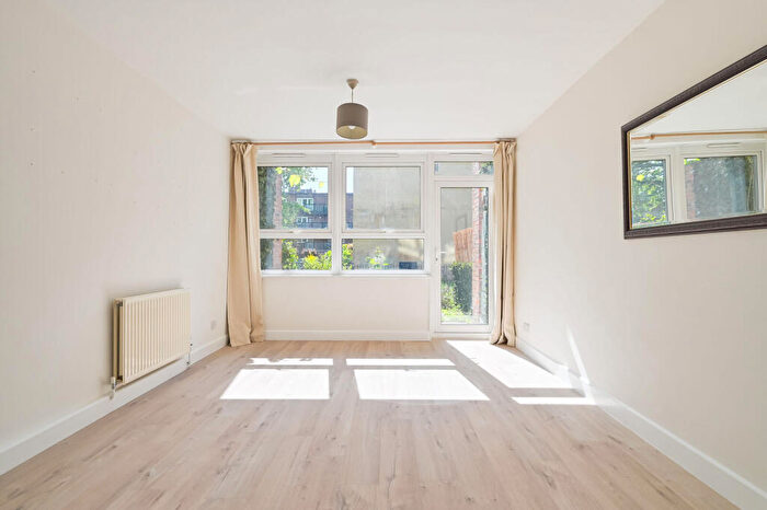 2 Bedroom Maisonette For Sale In Essex Road, Islington, London, N1