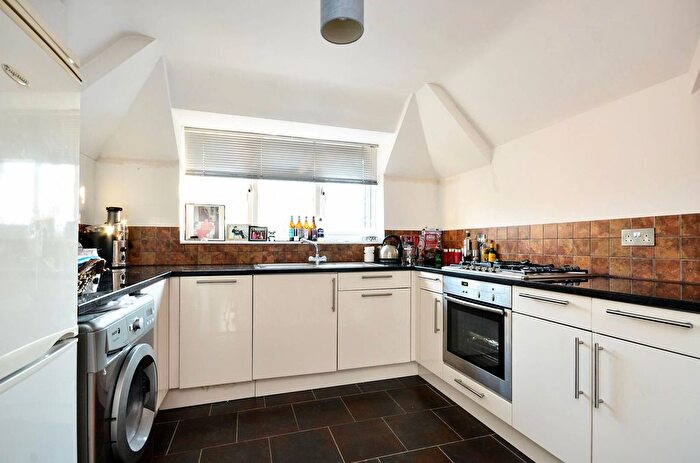 1 Bedroom Flat To Rent In Station Approach, West Byfleet, KT14