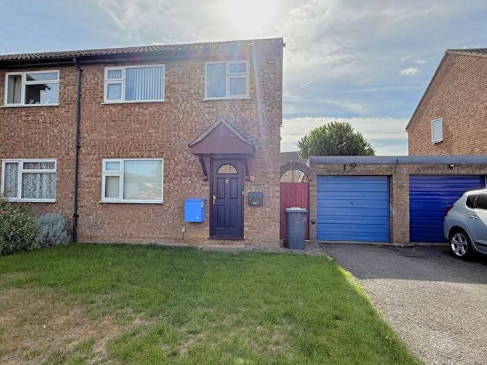 3 Bedroom Semi-Detached House For Sale In Ullswater Close, Biggleswade, SG18