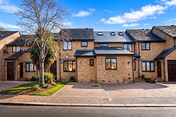 3 Bedroom Terraced House For Sale In Surrey Water Road, SE16