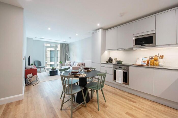 2 Bedroom Apartment To Rent In Moat Street, London, SW11