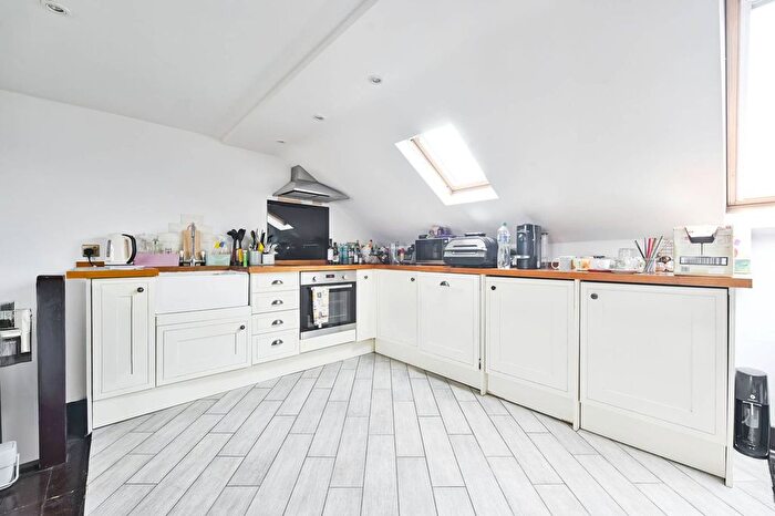 3 Bedroom Flat To Rent In Shorrolds Rd, Fulham, London, SW6