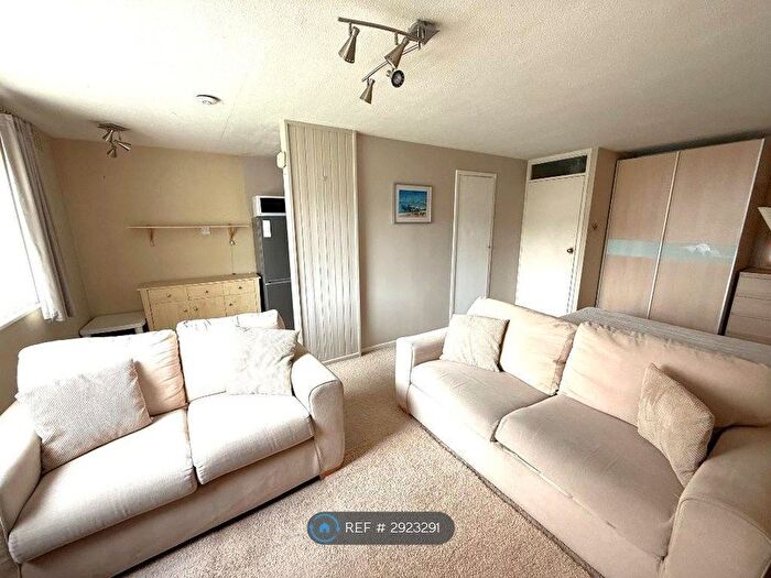 Studio To Rent In Handcross Road, Luton, LU2