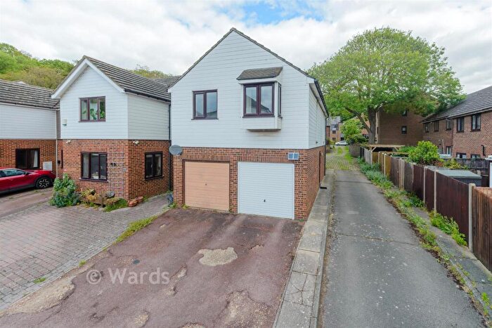 2 Bedroom Coach House For Sale In Brissenden Close, Upnor, Kent, ME2