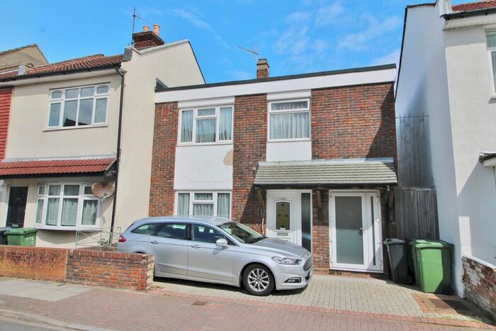 4 Bedroom End Of Terrace House To Rent In Fawcett Road, Southsea, PO4