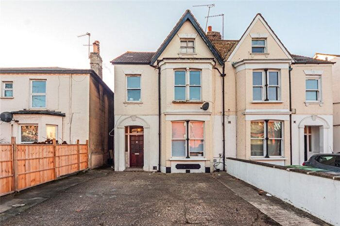 2 Bedroom Flat For Sale In Maidstone Road, London, N11