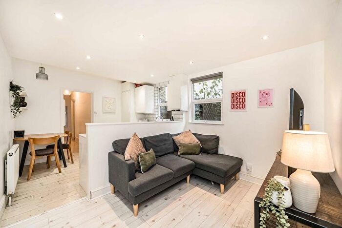 2 Bedroom Flat For Sale In Brightwell Crescent, Tooting, SW17