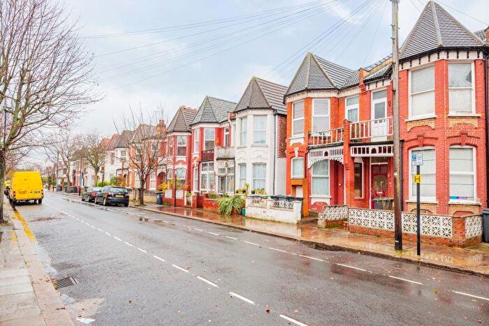 2 Bedroom Flat For Sale In Arcadian Gardens - Flat A, London, N22