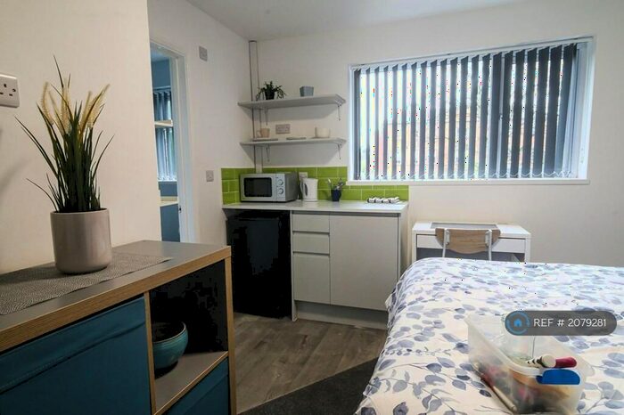 Studio To Rent In Amblecote, Stourbridge, DY8