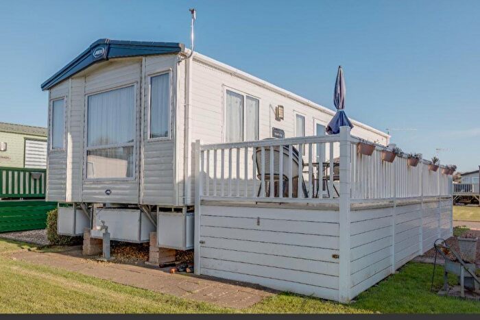 2 Bedroom Park Home For Sale In Tiddington Road, Stratford-Upon-Avon, CV37