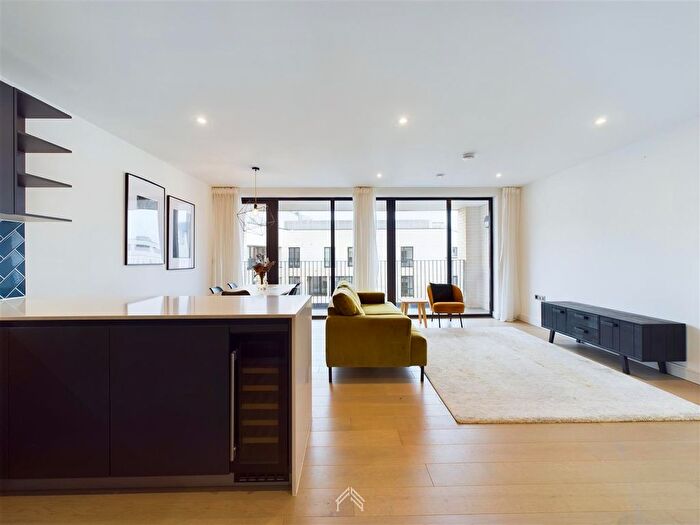3 Bedroom Flat To Rent In Rosewood House, Shoreditch, E2
