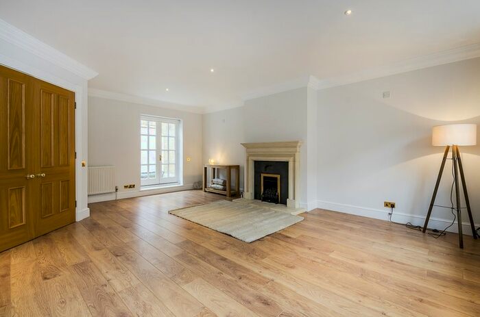 2 Bedroom Mews House To Rent In Farrier Walk, London, SW10