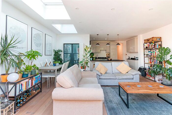 2 Bedroom Flat To Rent In Edgeley Road, Clapham, London, SW4