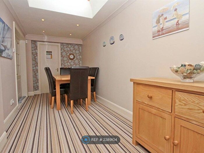2 Bedroom Flat To Rent In Beech Avenue, Ruislip, HA4